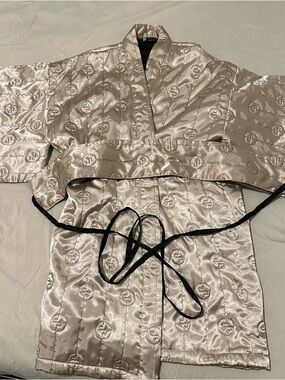 CLOSET SALE 🛍️
Carole Little Quilted Satin Robe in Champagne with Black Trim